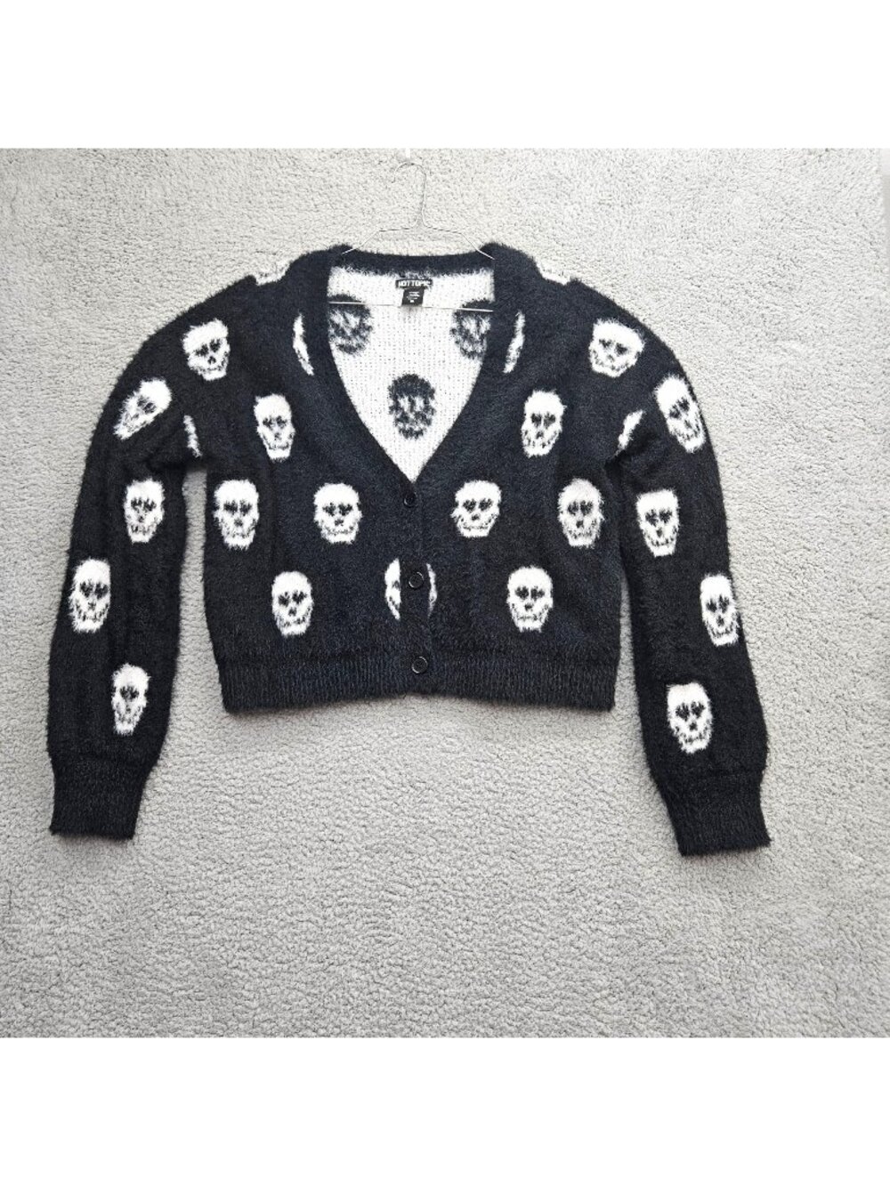 Hot Topic Women’s XL Black & White Skull Print Fuzzy Button-Up Cardigan